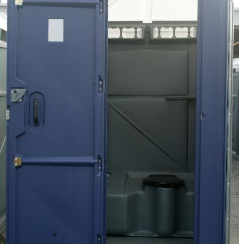 Toilettes portatives de luxe avec évier et chasse d'eau à louer - United  Rentals